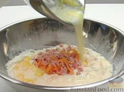 Булочки с ветчиной и сыром: Влить жидкую смесь в миску с мукой. Перемешать до однородности.