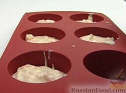 Булочки с ветчиной и сыром: Выложить массу в формы для кексов.