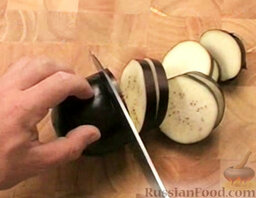 Баклажаны с миндалем: Как приготовить жареные баклажаны в панировке из миндаля:    Баклажаны вымыть и нарезать кружочками.