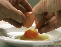 Баклажаны с миндалем: Яйцо взбить.