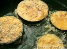 Баклажаны с миндалем: На сковороде разогреть растительное масло. Масла нужно налить достаточно много.