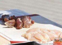 Мини-шашлыки из лосося, курицы и телятины в соусе терияки: Телятину и куриную грудку нарезаем небольшими кусочками (кубиками).