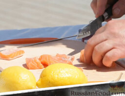 Мини-шашлыки из лосося, курицы и телятины в соусе терияки: Такими же кубиками нарезаем филе лосося.