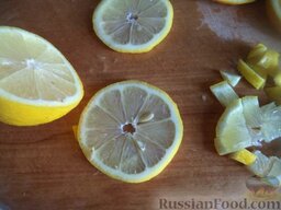 Домашняя сангрия из кагора: Лимон вымыть, нарезать кружочками и кубиками.