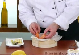 Лосось с овощами в соусе терияки (на пару): Аккуратно выкладываем ломоть лосося.