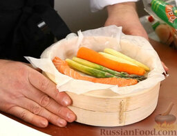 Лосось с овощами в соусе терияки (на пару): Рядом кладем два стебелька спаржи, маленькую кукурузу и морковку.