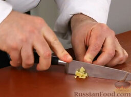 Лосось с овощами в соусе терияки (на пару): Берем корень имбиря, очень мелко его нарезаем.   Берем половинку чеснока и меленько шинкуем. Отправляем в кастрюльку чеснок и имбирь.