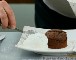 Шоколадный фондан: Выкладываем фондан на тарелку рядом с «отпечатком» вилки. Рядом с коричневым фонданом выкладываем шарик белого мороженого, примерно такого же размера. Готово!