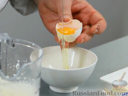 Шоколадный фондан: Теперь добавляем яйца по одному. Добавляем сначала одно яйцо и 30 секунд взбиваем, второе - точно так же.  Я всегда проверяю яйца - выливаю сначала в пиалку. Иногда попадаются яйца с посторонними включениями или несвежие. Если выливать их сразу в чашу миксера, есть риск испортить все блюдо.