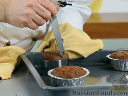 Шоколадный фондан: Вынимаем, проверяем готовность по контрольной порции: сверху должна образоваться корочка, внутри – шоколадная помадка.