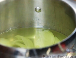 Суп-пюре из тыквы: Как приготовить суп-пюре из тыквы:    Для начала ставим вариться овощной бульон. В подсоленную кипящую воду (около литра) кидаем лук и стебель сельдерея.