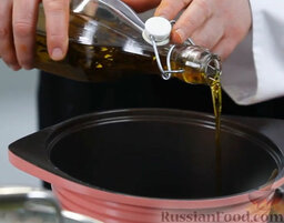 Суп-пюре из тыквы: А пока ставим на умеренный огонь кастрюлю с толстым дном, наливаем в нее оливковое масло – пусть разогревается.