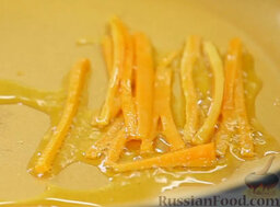 Суп-пюре из тыквы: На горячую сковороду наливаем немного оливкового масла (примерно ложку), выкладываем тыквенную соломку на сковороду и обжариваем тыкву.