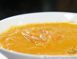 Суп-пюре из тыквы: Набираем суп в тарелку и украшаем тыквенными чипсами. Суп-пюре из тыквы можно подавать.    Приятного аппетита!