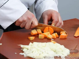 Суп-пюре из тыквы: Морковь нарезаем кубиками, довольно крупными. Это делается для того, чтоб морковь можно было именно обжарить, а не потушить.