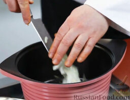Суп-пюре из тыквы: Когда кастрюля с маслом прогрелась, бросаем в нее лук. Долго не тушим - ждем, чтобы лук стал полупрозрачным.
