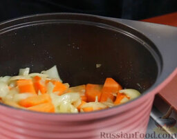 Суп-пюре из тыквы: К луку добавляем кубики моркови, перемешиваем и обжариваем, не накрывая крышкой, около 5 минут.