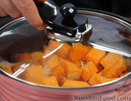 Суп-пюре из тыквы: Накрываем кастрюлю крышкой и оставляем овощи тушиться на 10-15 минут, пока тыква не станет мягкой.