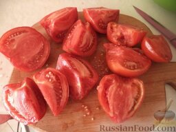 Икра из баклажанов и сладкого перца: Тем временем ошпарить кипятком помидоры, очистить от кожицы.