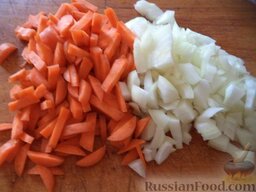 Куриный суп с манными галушками: Очистить, помыть лук и морковь.  Лук нарезать кубиками, морковь - тонкой соломкой.