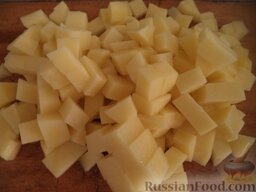 Куриный суп с манными галушками: Картофель очистить, помыть, нарезать кубиками.