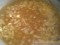 Куриный суп с манными галушками: Вынуть мясо и лавровый лист. Добавить в бульон лук, морковь, картофель, варить 10-15 минут.