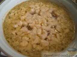 Куриный суп с манными галушками: Чайной ложкой формировать галушки, опускать в кипящий суп. Суп куриный с галушками варить до готовности галушек на среднем огне, 7-10 минут.