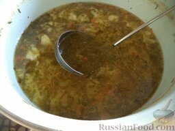Куриный суп с манными галушками: В готовый суп куриный с галушками добавить куриное мясо и зелень.