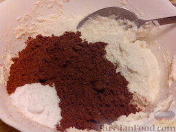 Шоколадный манник: К манке со сметаной добавить соду и какао. Перемешать.