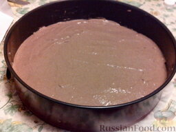 Шоколадный манник: Сверху равномерно вылить оставшееся тесто. Выпекать шоколадный манник в заранее разогретой до 180 градусов духовке около 45-55 минут.