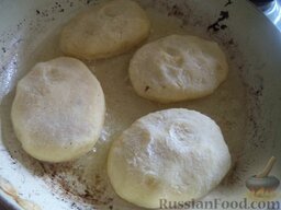 Картофельники с куриным мясом: Разогреть сковороду, налить растительное масло. В горячее масло выложить порцию картофельников.