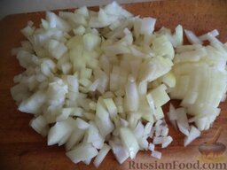 Картофельники с куриным мясом: Лук репчатый очистить, вымыть, нарезать мелко.