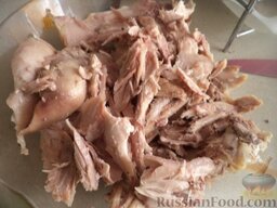 Картофельники с куриным мясом: Отделить куриное мясо от костей.