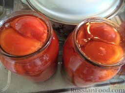 Помидоры на зиму "Пикантные половинки": Залить помидоры заливкой. Накрыть крышками.