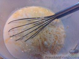 Грибной тарт: В глубокой миске разболтать яйца со сливками, добавить натёртый на крупной тёрке сыр.