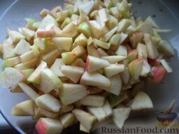 Постные печеные пирожки с яблоками: Пока тесто подходит, сделать начинку. Для этого яблоки помыть, вырезать сердцевину, яблоки нарезать кусочками.