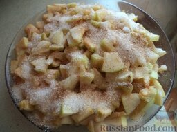 Постные печеные пирожки с яблоками: Яблоки посыпать сахаром и корицей.