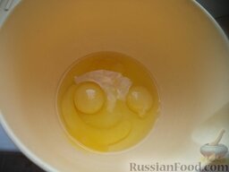 Сливовая шарлотка: Включить духовку.  В миску разбить яйца.