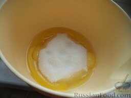 Сливовая шарлотка: Добавить сахар и щепотку соли.