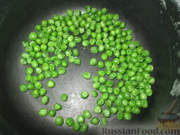 Рис по-кантонски: Зеленый горошек (замороженный или свежий) отварить 5 минут,опрокинуть в друшлаг