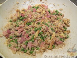 Рис по-кантонски: Влить соевый соус,перемешать и потомить 1 минуту
