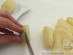 Картофельный салат с тунцом: Как приготовить картофельный салат с тунцом:    Отварной картофель очистить и нарезать кружочками.