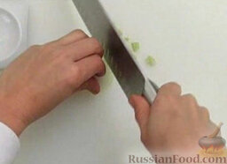 Картофельный салат с тунцом: Лук очистить и нарезать.