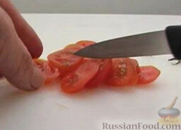 Картофельный салат с тунцом: Помидоры аккуратно нарезать кружочками.