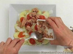 Картофельный салат с тунцом: Следующим слоем выложить кусочки консервированного тунца.
