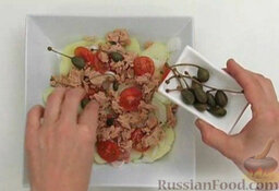 Картофельный салат с тунцом: На рыбу выложить каперсы.