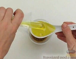 Картофельный салат с тунцом: Добавить 1 ст. ложку оливкового масла. Тщательно перемешать заправку.