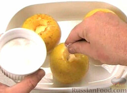 Печеные яблоки: Затем в каждое яблоко насыпать примерно по ложечке сахара.