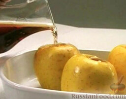 Печеные яблоки: Влить вино.