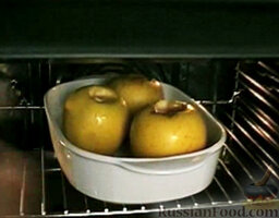 Печеные яблоки: Разогреть духовку. Запекать яблоки примерно 20 минут при температуре 220-230 градусов.